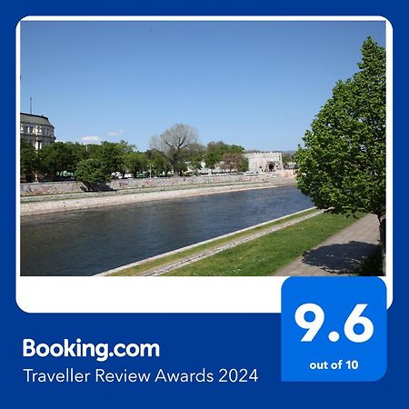 65 Square Meters Designer Apartment In Heart Of City - River View ! Park For Free Ni Εξωτερικό φωτογραφία