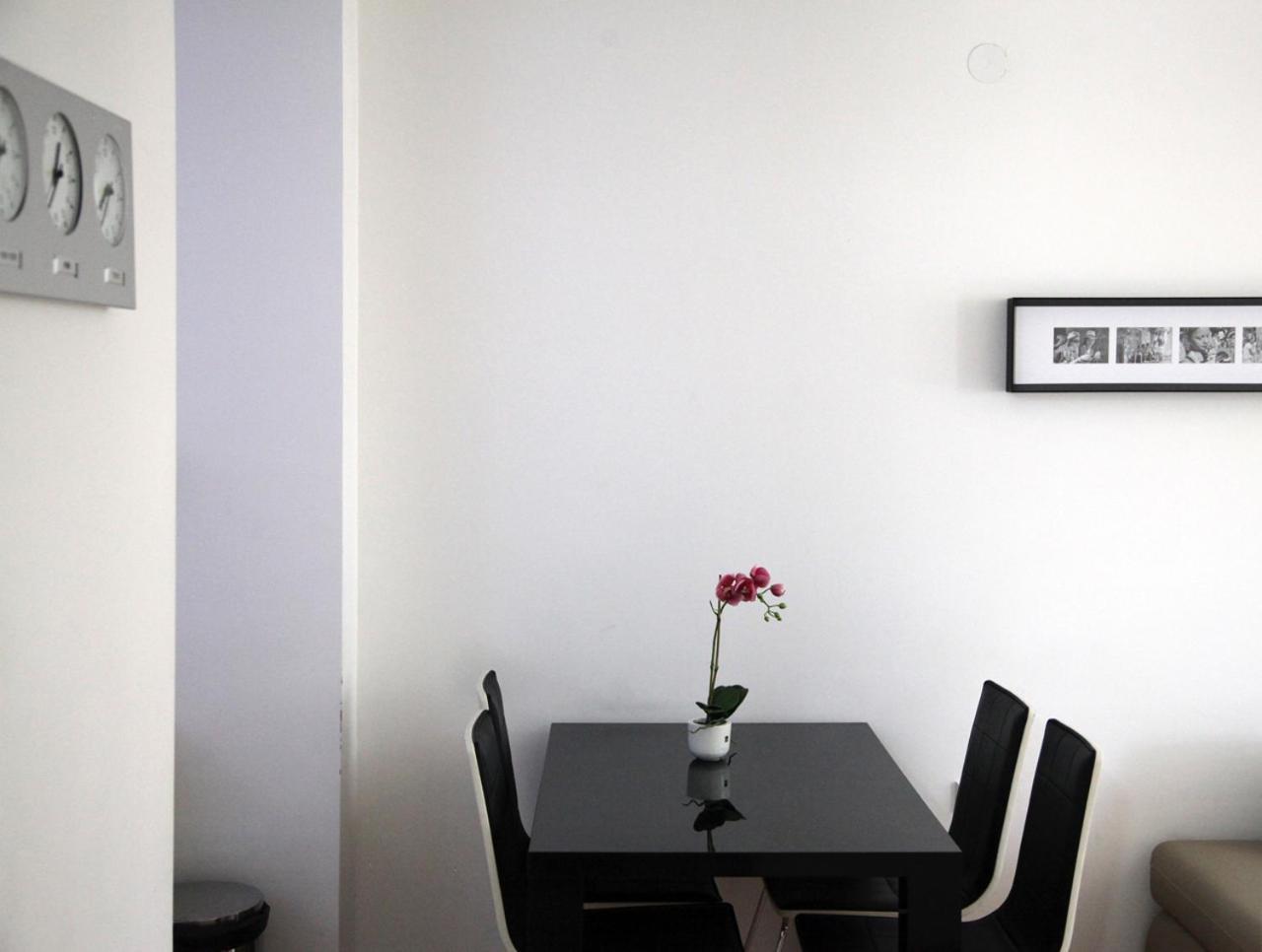 65 Square Meters Designer Apartment In Heart Of City - River View ! Park For Free Ni Εξωτερικό φωτογραφία