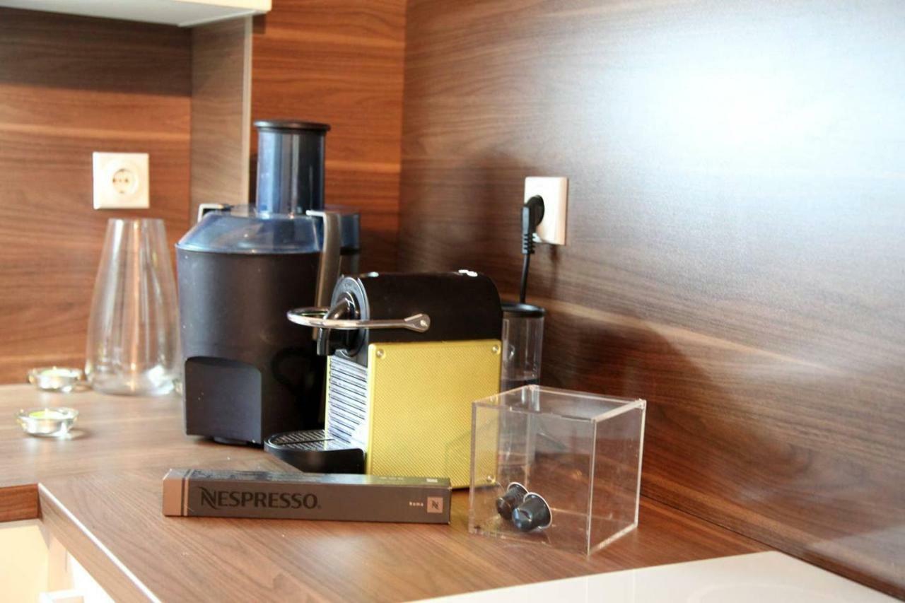 65 Square Meters Designer Apartment In Heart Of City - River View ! Park For Free Ni Εξωτερικό φωτογραφία