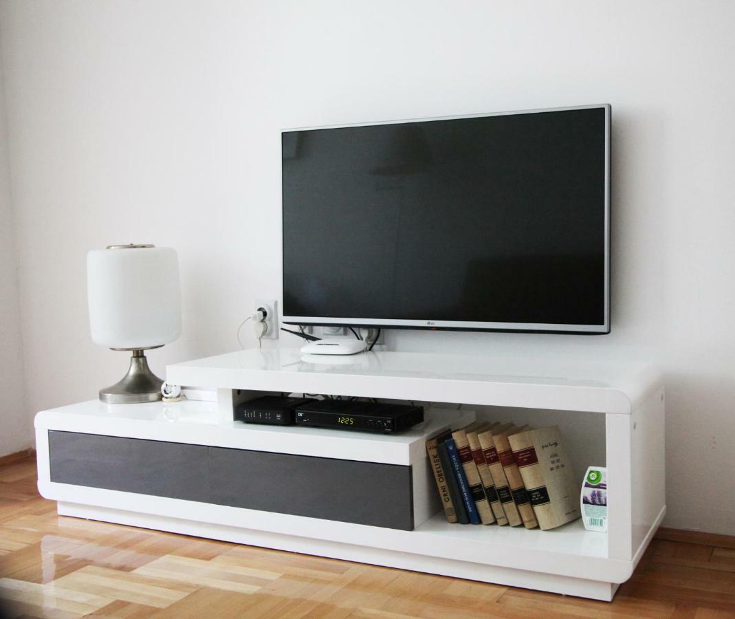 65 Square Meters Designer Apartment In Heart Of City - River View ! Park For Free Ni Εξωτερικό φωτογραφία
